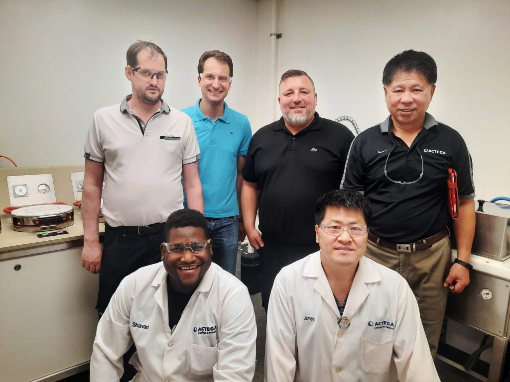 Personen auf den Bildern:
Michael (PTE Austria), Andreas (Schnettler Technologies), Albert (ACTEGA), Shavari (ACTEGA), Daniel (ACTEGA), James (ACTEGA)