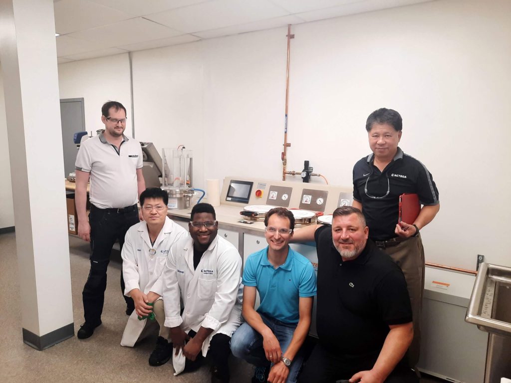 Personen auf den Bildern:
Michael (PTE Austria), Andreas (Schnettler Technologies), Albert (ACTEGA), Shavari (ACTEGA), Daniel (ACTEGA), James (ACTEGA)